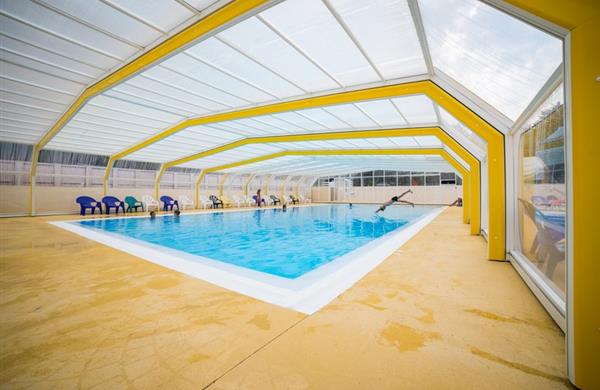 Covered and heated swimming-pool