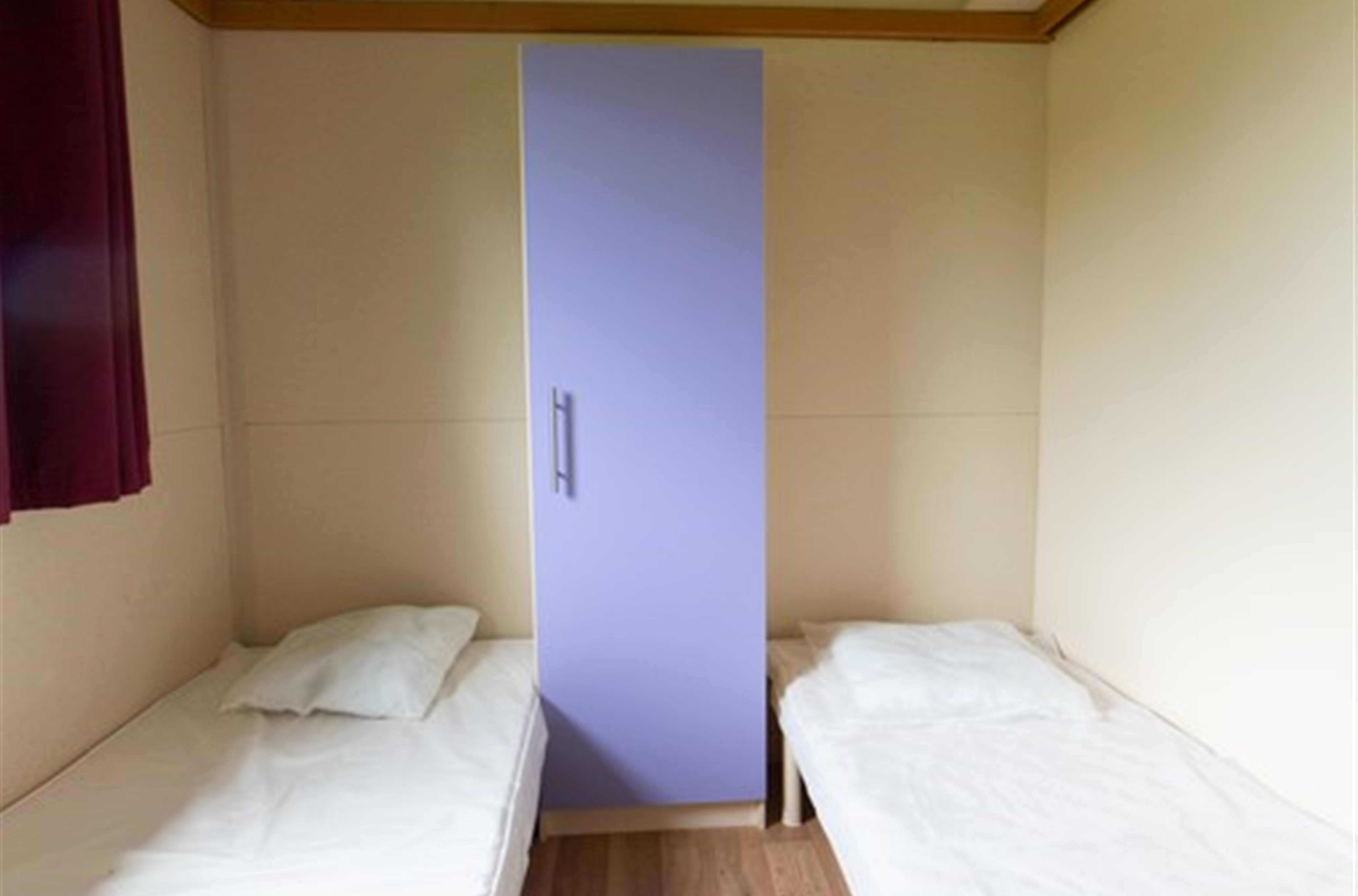 bedroom 2 single beds