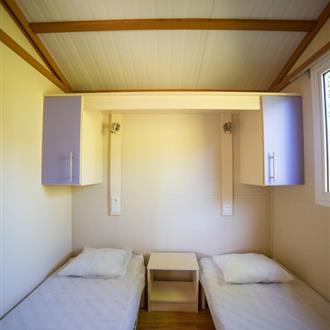 bedroom 2 single beds