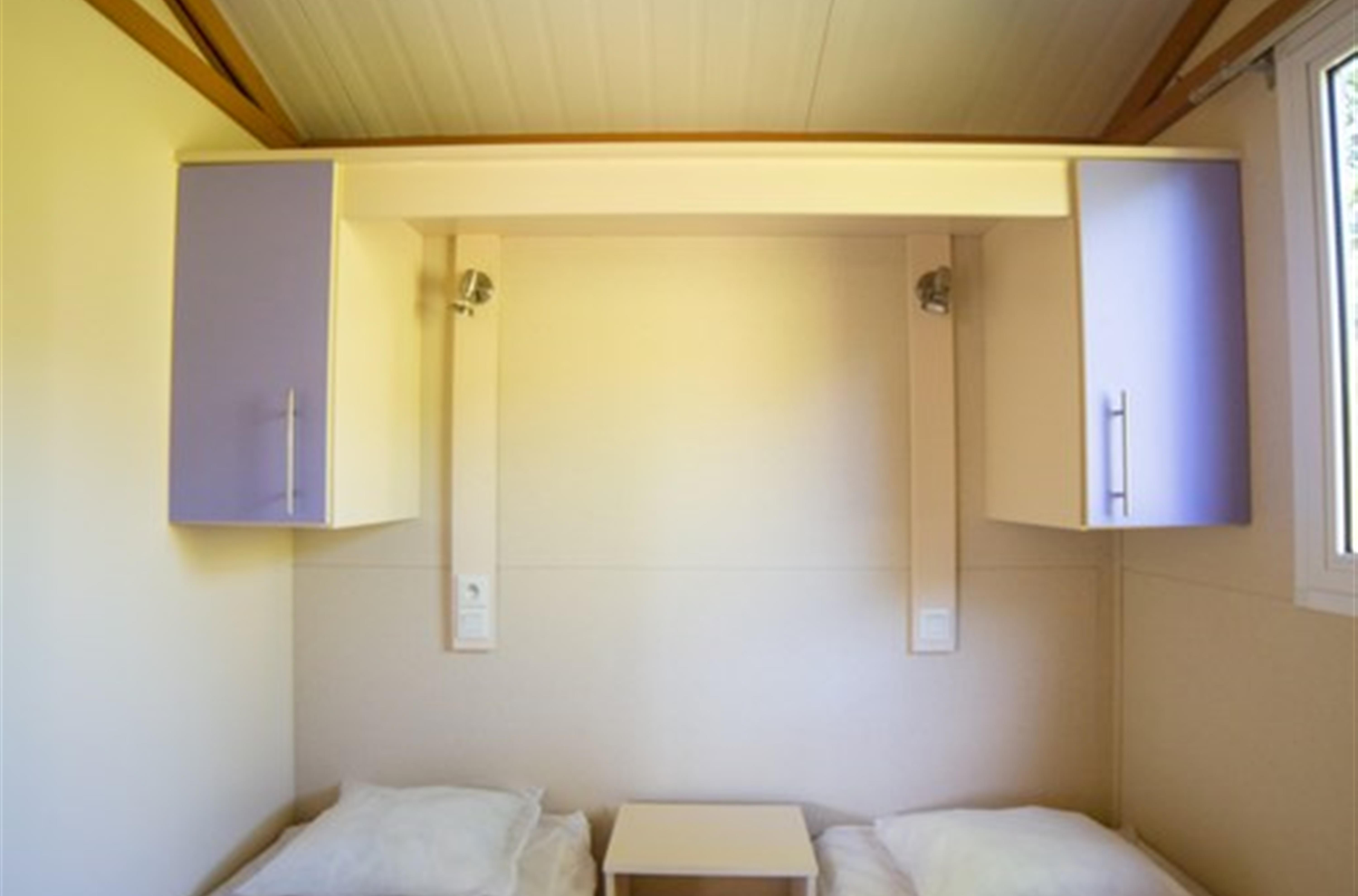 bedroom 2 single beds