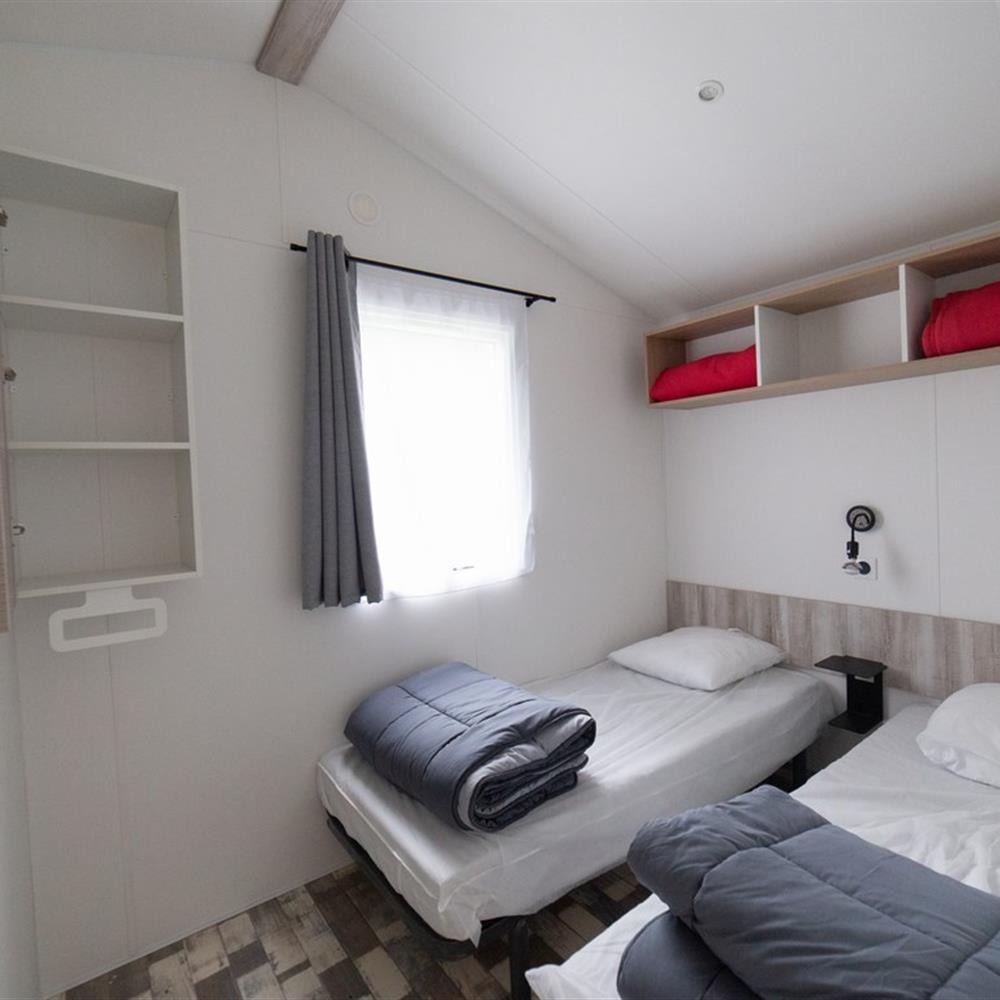bedroom 2 single beds