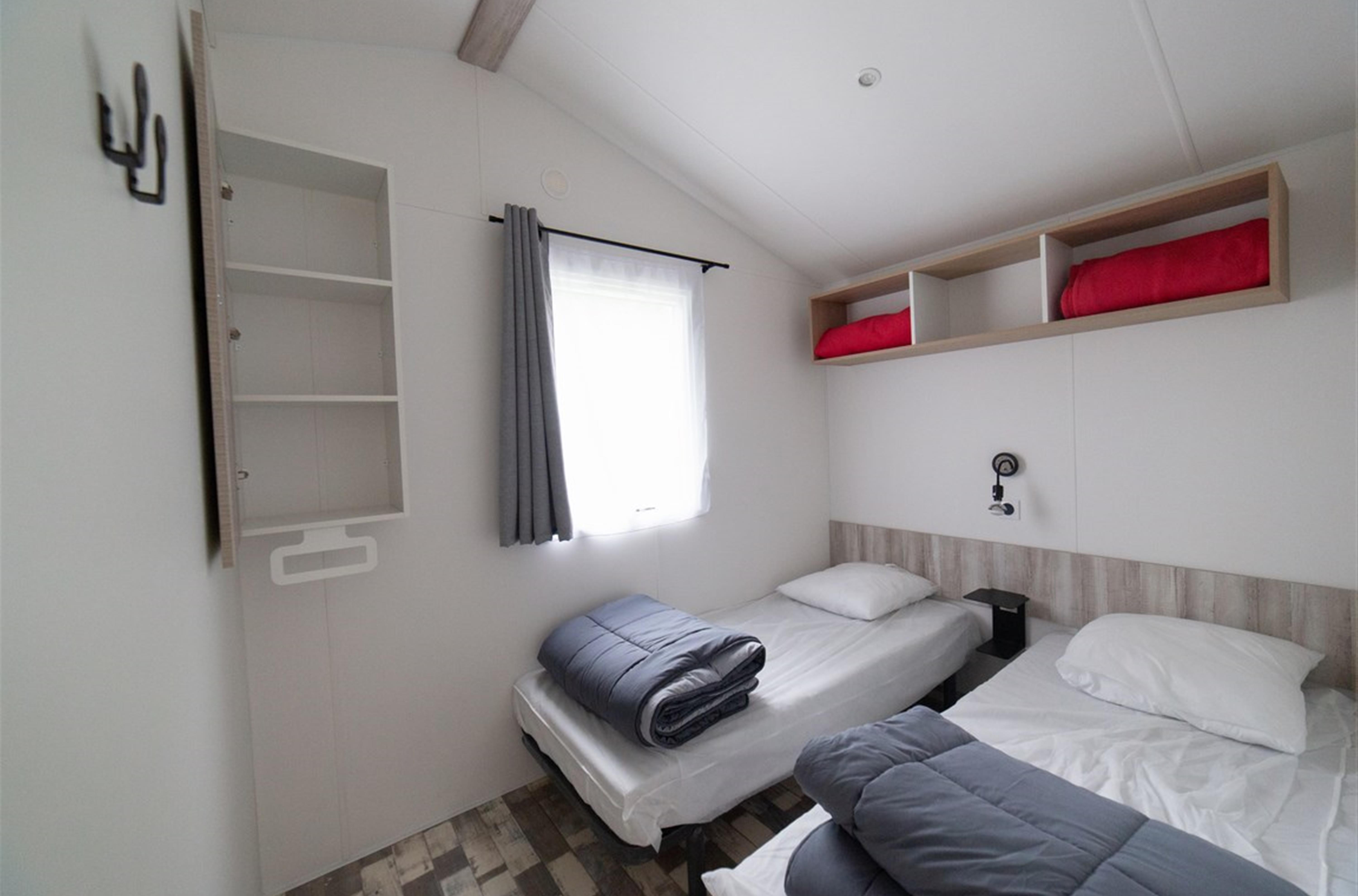 bedroom 2 single beds