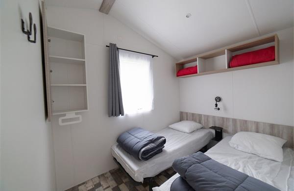 bedroom 2 single beds