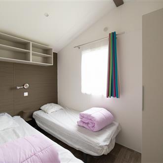 bedroom 2 single beds