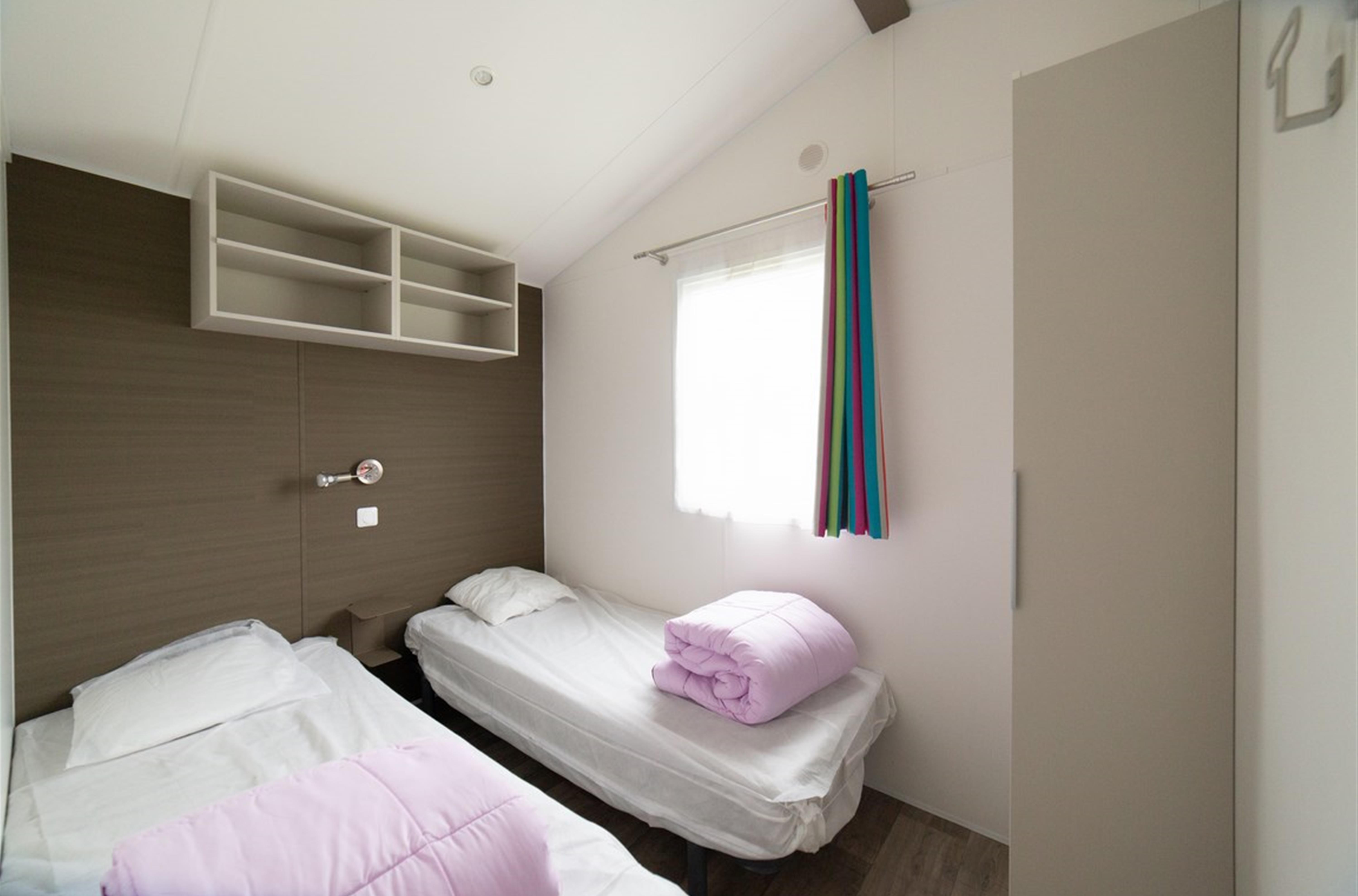 bedroom 2 single beds