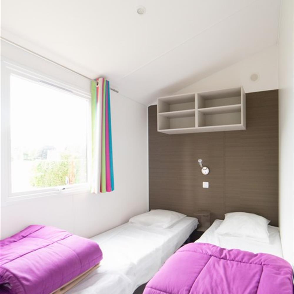 bedroom 2 single beds