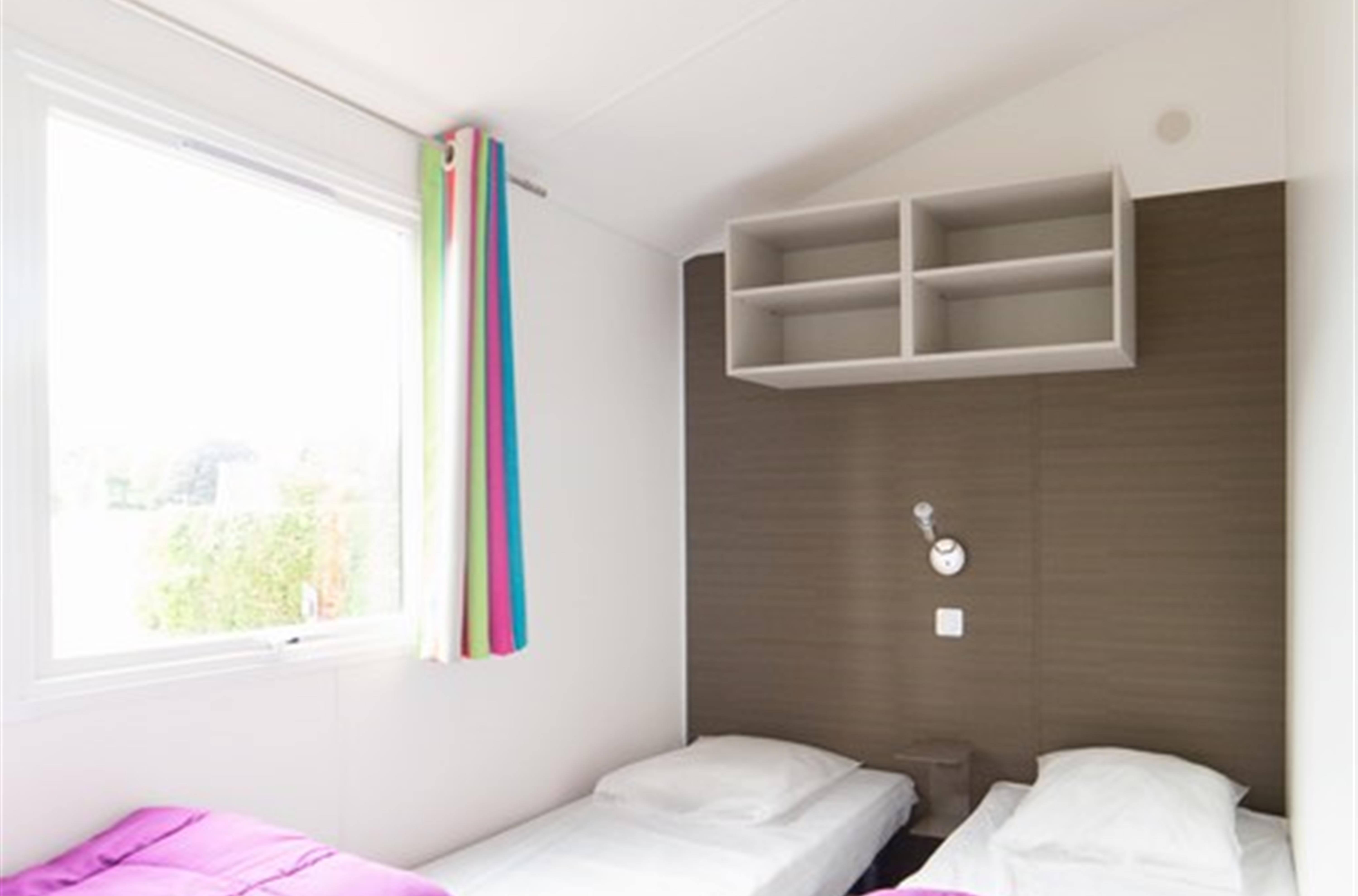 bedroom 2 single beds