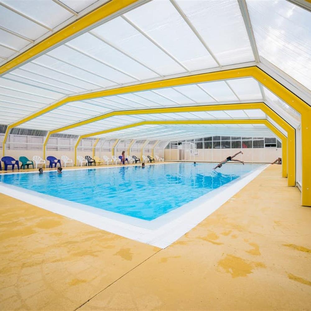 Indoor heated swimming pool - Bénodet campsite