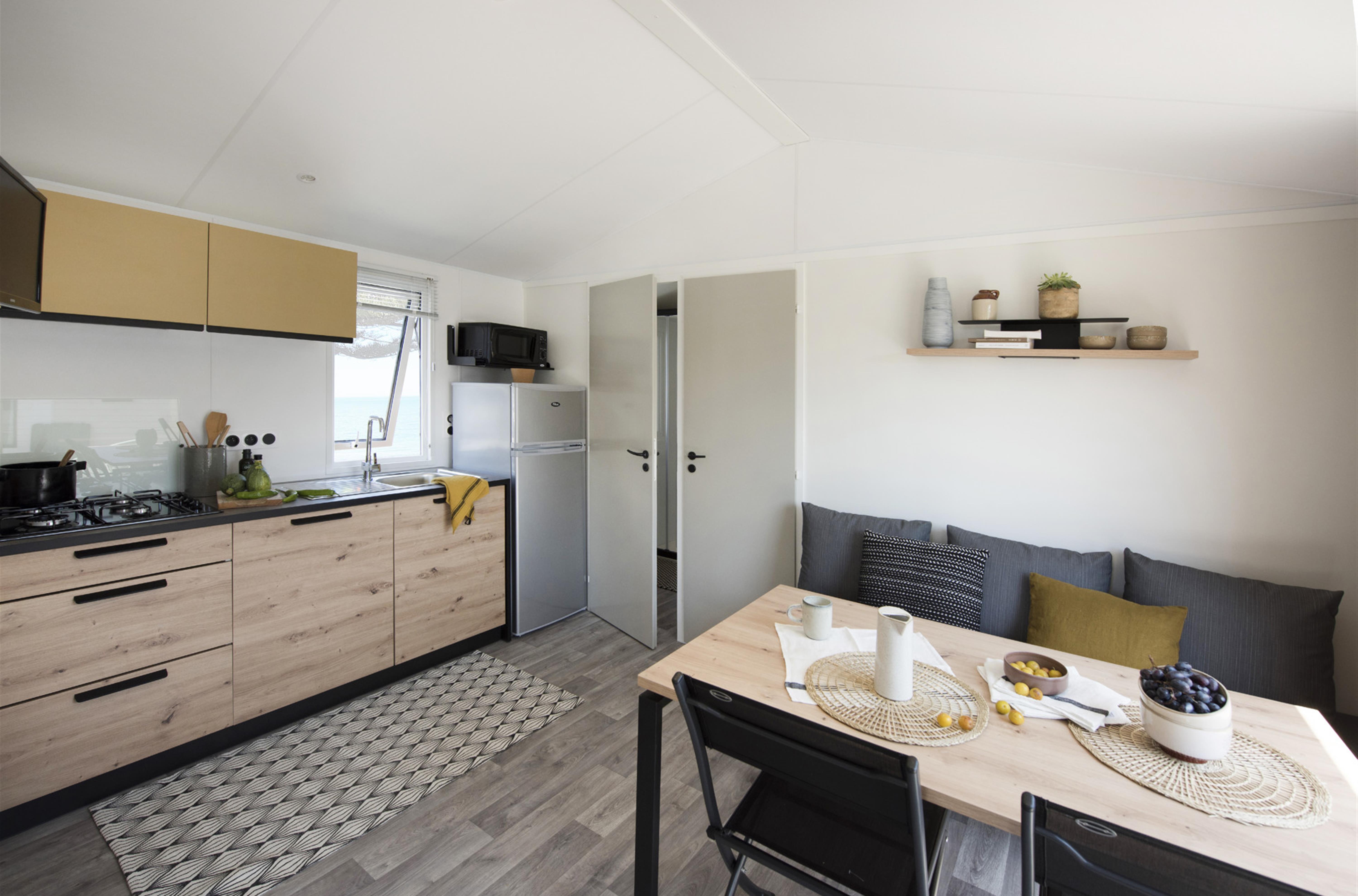 Kitchen in chalet "Club"in Campsite de la plage 29950 Benodet