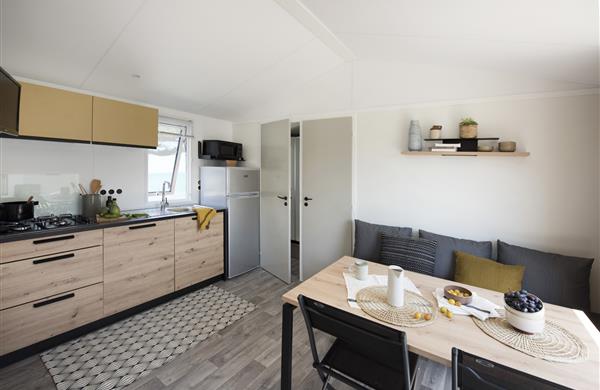 Kitchen in chalet "Club"in Campsite de la plage 29950 Benodet
