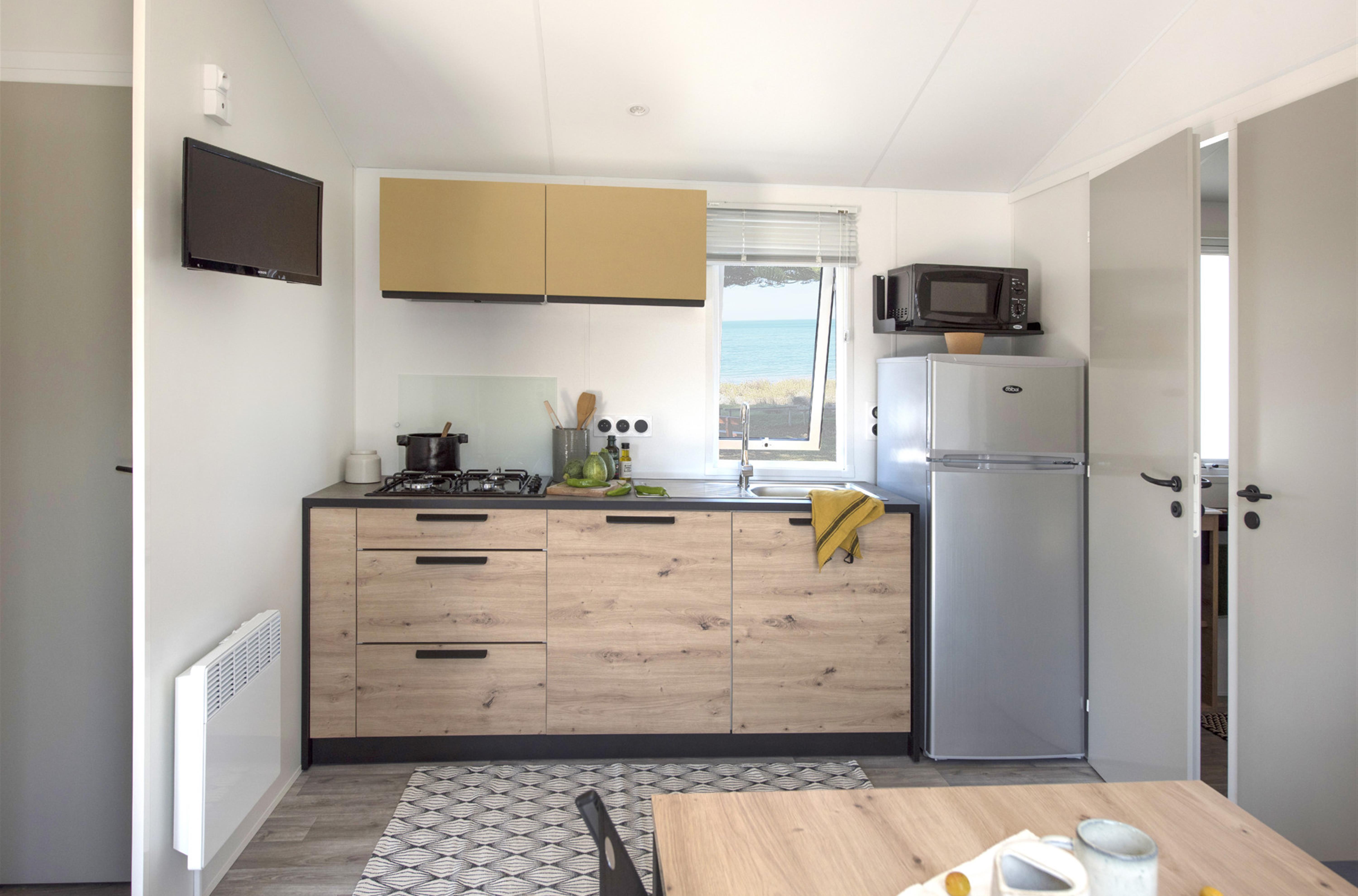 Kitchen in chalet "Club"in Campsite de la plage 29950 Benodet