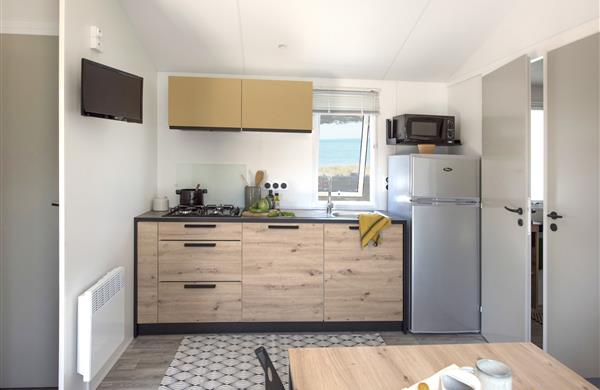 Kitchen in chalet "Club"in Campsite de la plage 29950 Benodet