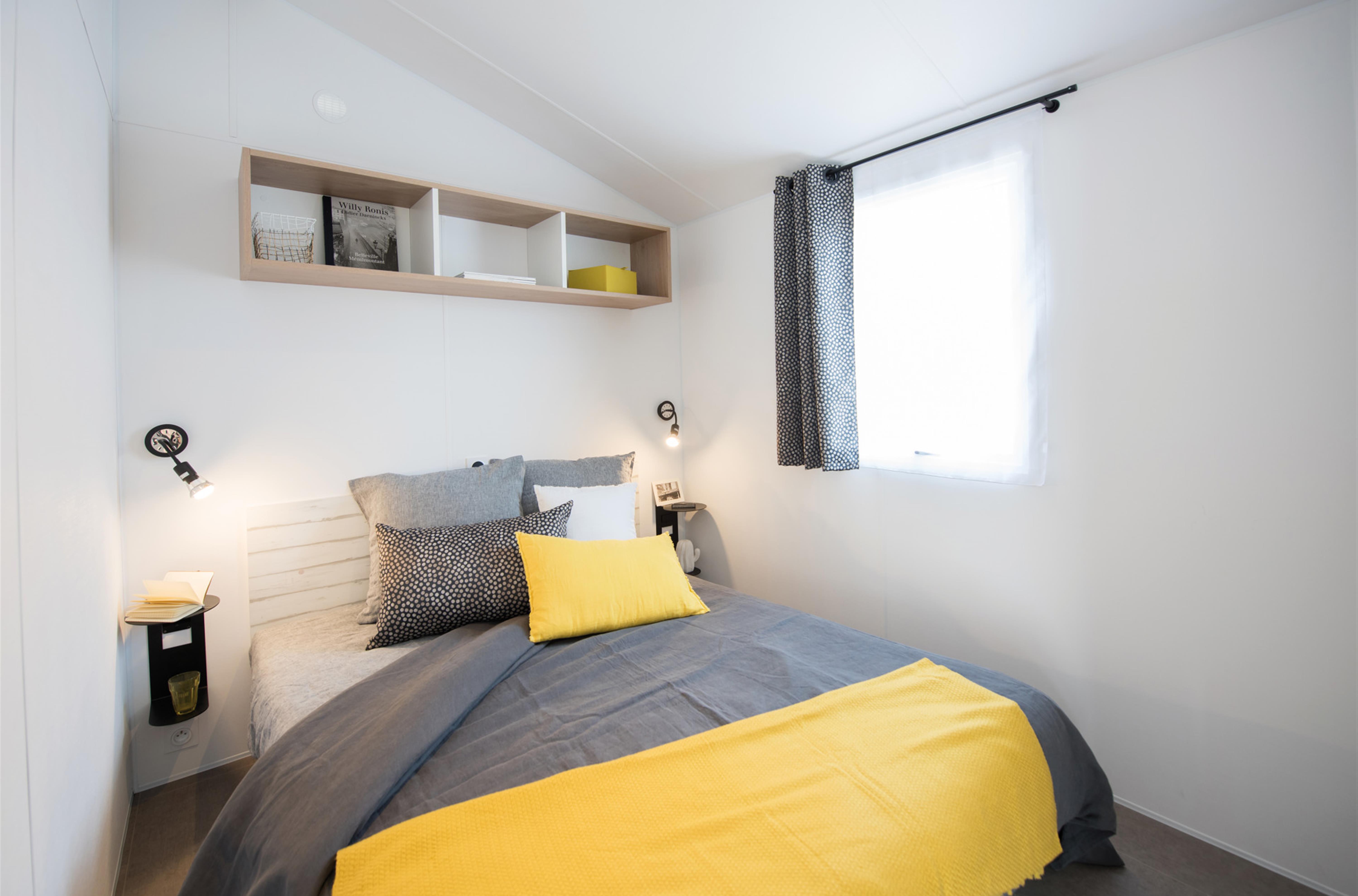 Bedroom n°1 with a double bed in Campsite de la plage 29950 Benodet
