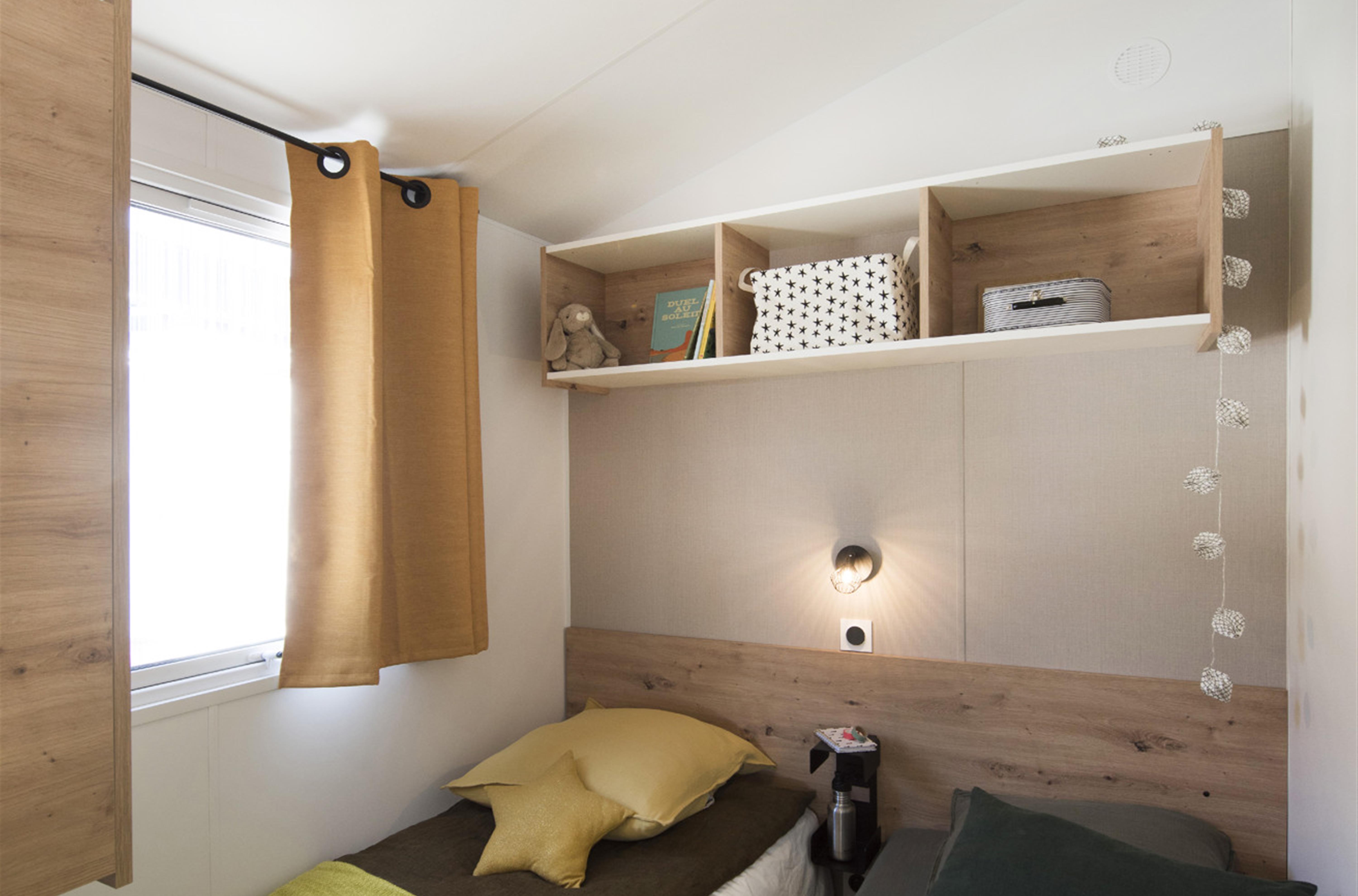 Bedroom n°2 with 2 single beds + 1 bunk bed in Campsite de la plage 29950 Benodet