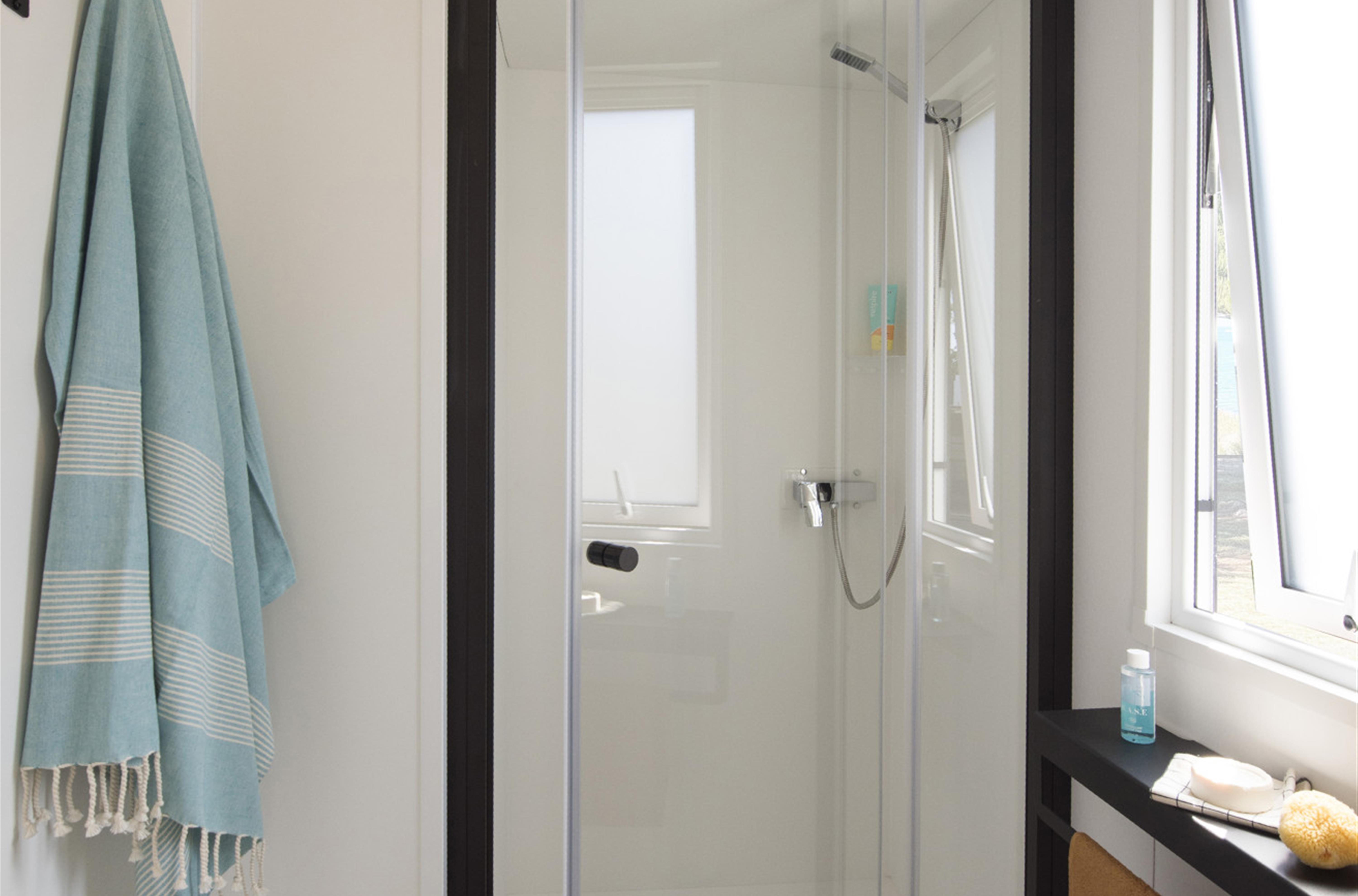 Shower in chalet "Club"in Campsite de la plage 29950 Benodet